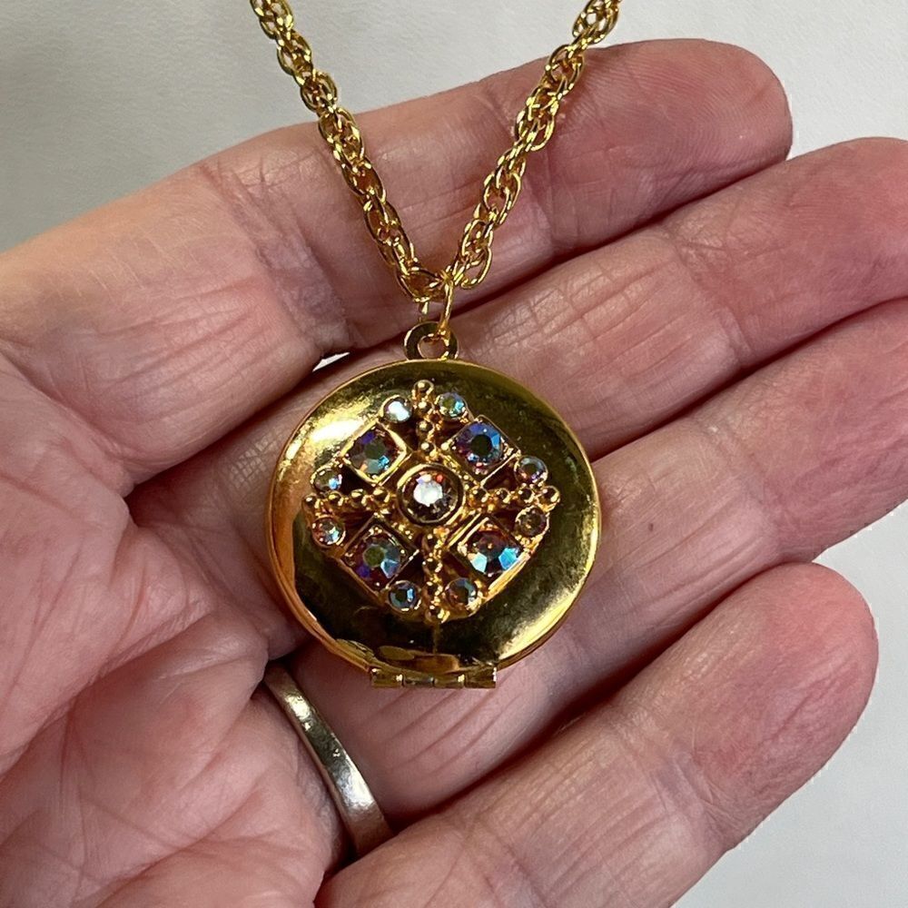 Beautiful Gold Tone Necklace and Locket - Picture 7 of 7